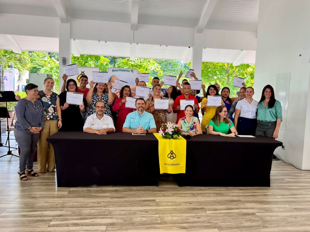 Parte de las personas graduadas de uno de los cursos laborales que ofrece La Luciérnaga. Foto: Cortesía.