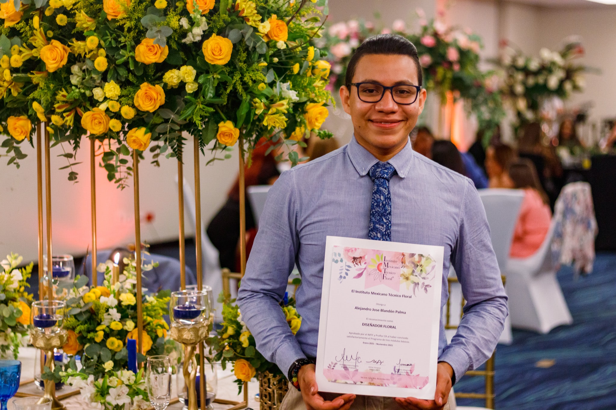 Alejandro Blandón se graduó como diseñador floral del Instituto Mexicano Floral en Costa Rica en noviembre de 2021. Foto cortesía.
