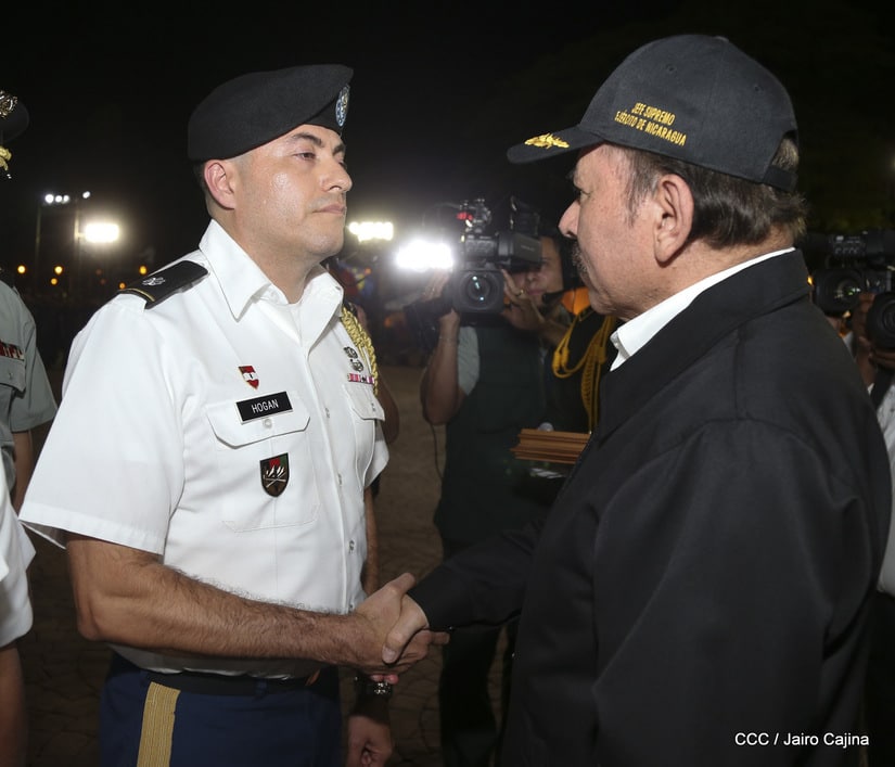 Daniel Ortega colocando la medalla a William Hogan