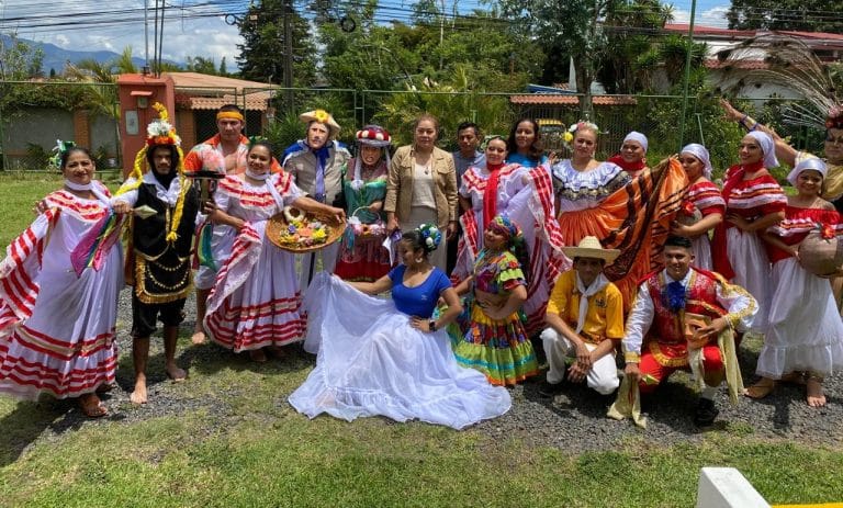 Raíces de mi Tierra celebrando el Día de las Madres Nicaragüenses en la Asociación Comunidad Humanitaria para el Refugiado. Foto: Cortesía.