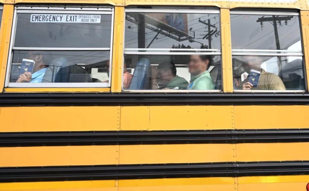 Presos políticos nicaragüenses desterrados a Guatemala, transportados en un bus.