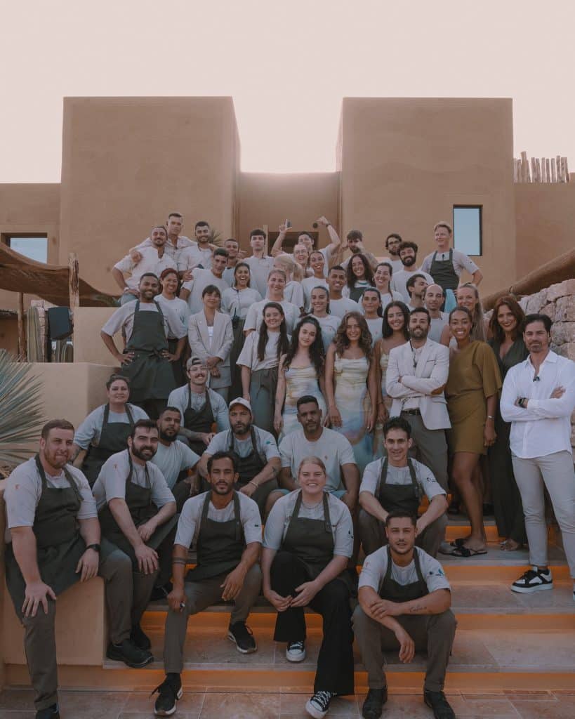 El nicaragüense Iván Arauz junto a los chefs y trabajadores del restaurante Madunia.