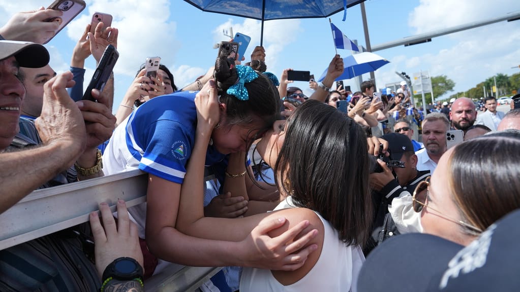 Sheynnis Palacios besa en la frente a una niña nicaragüense