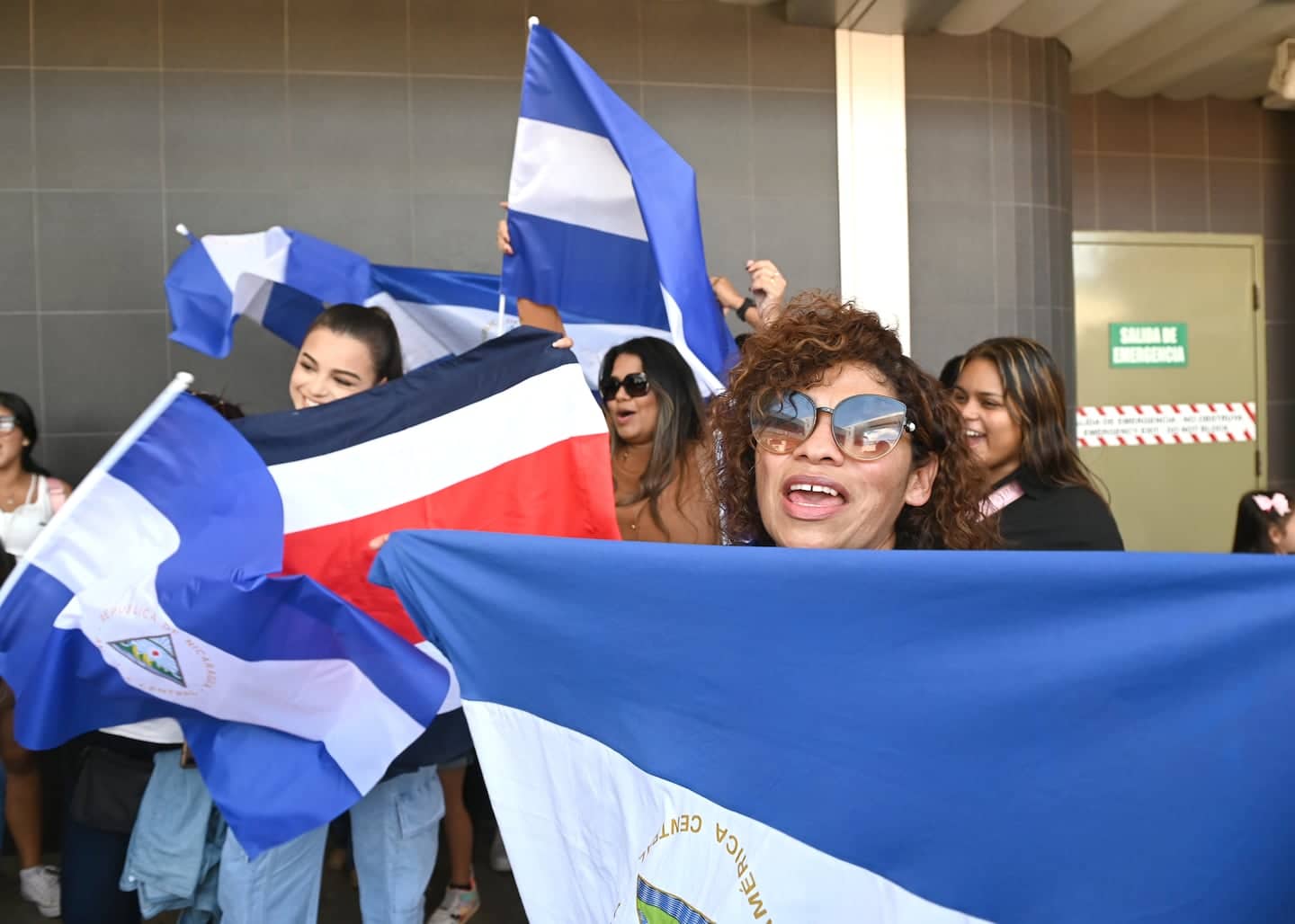 Decenas de nicaragüenses apostados en las afueras del Aeropuerto Internacional Juan Santamaría, Costa Rica