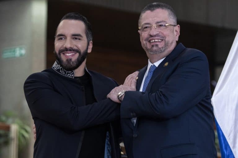 El presidente de Costa Rica, Rodrigo Chaves (der.), posa para una fotografía con el presidente de El Salvador, Nayib Bukele.