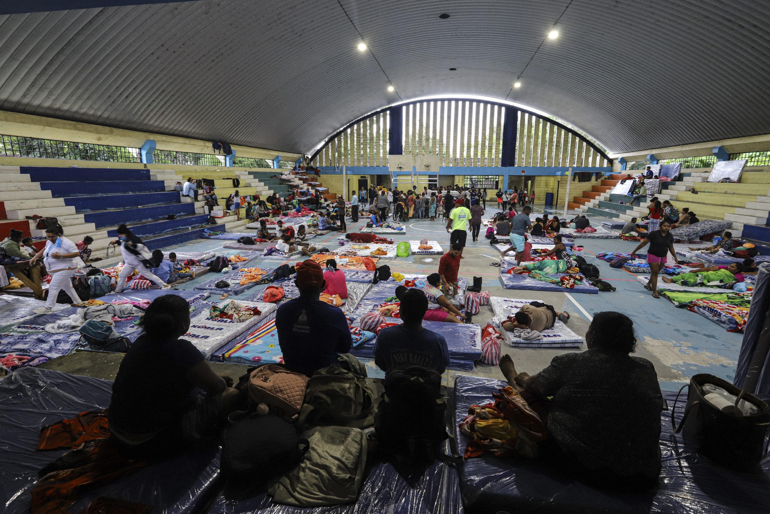 Damnificados por tormenta tropical Sara en Honduras.