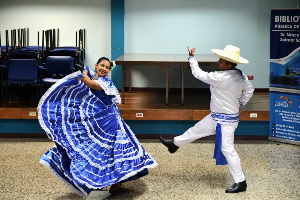 Anlly Gutiérrez y Janier Alejandro Maliaño, miembros del Ballet Folklórico Huitzillin.