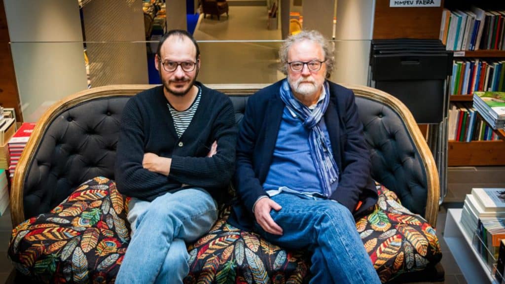 El periodista británico John Carlin (der.) junto al ilustrador español Oriol Malet. 