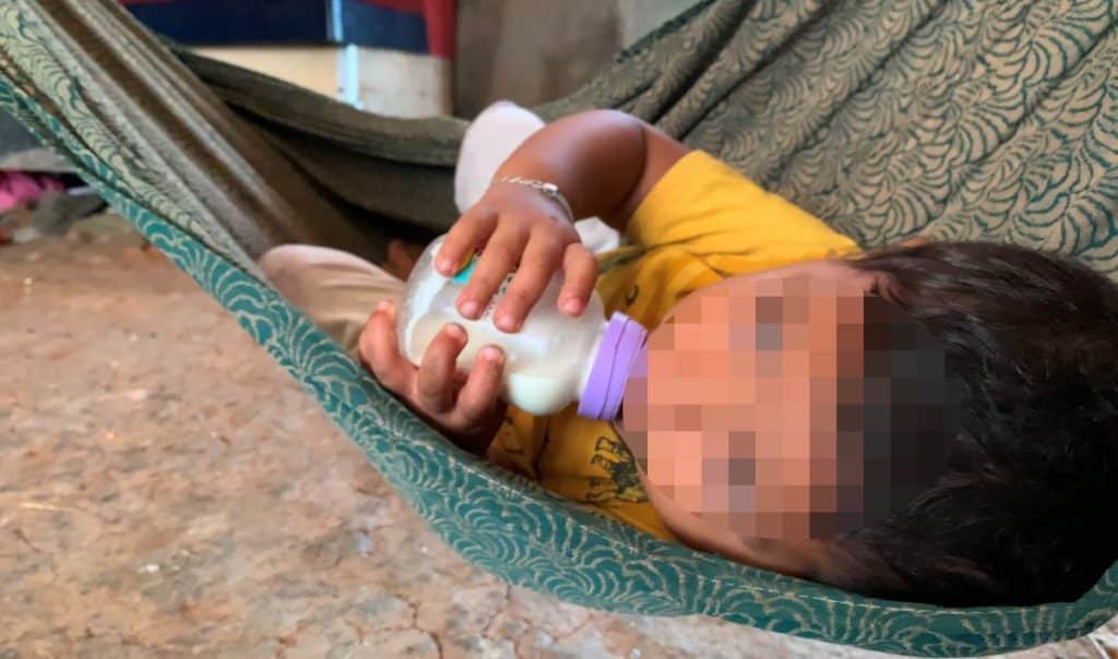 Un niño toma leche, en el campamento de campesinos nicas en Upala.