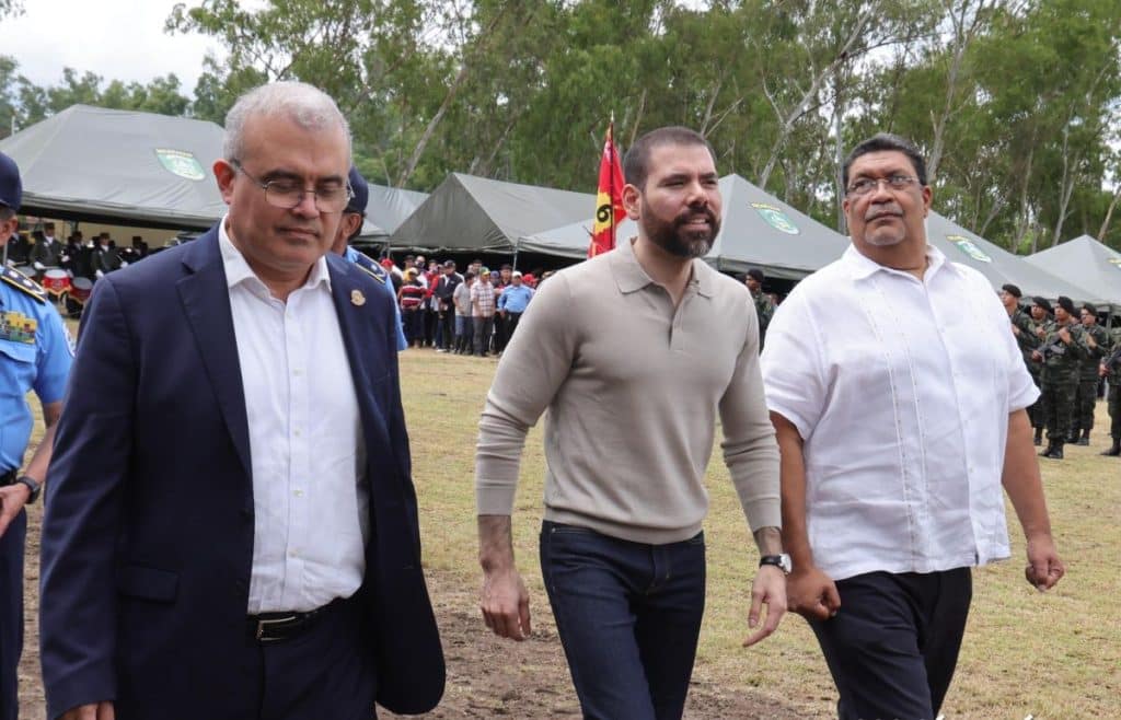 Ovidio Reyes con Laureano Ortega y Valdrack Jaenstchke.