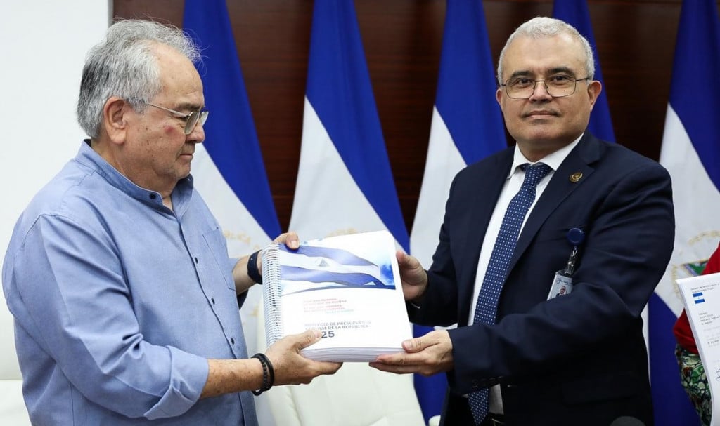 Ovidio Reyes entrega al diputado orteguista y presidente de la Asamblea Nacional, Gustavo Porras.