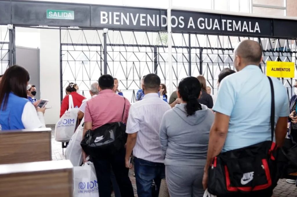 Excarcelados políticos nicaragüenses a su llegada a Guatemala.