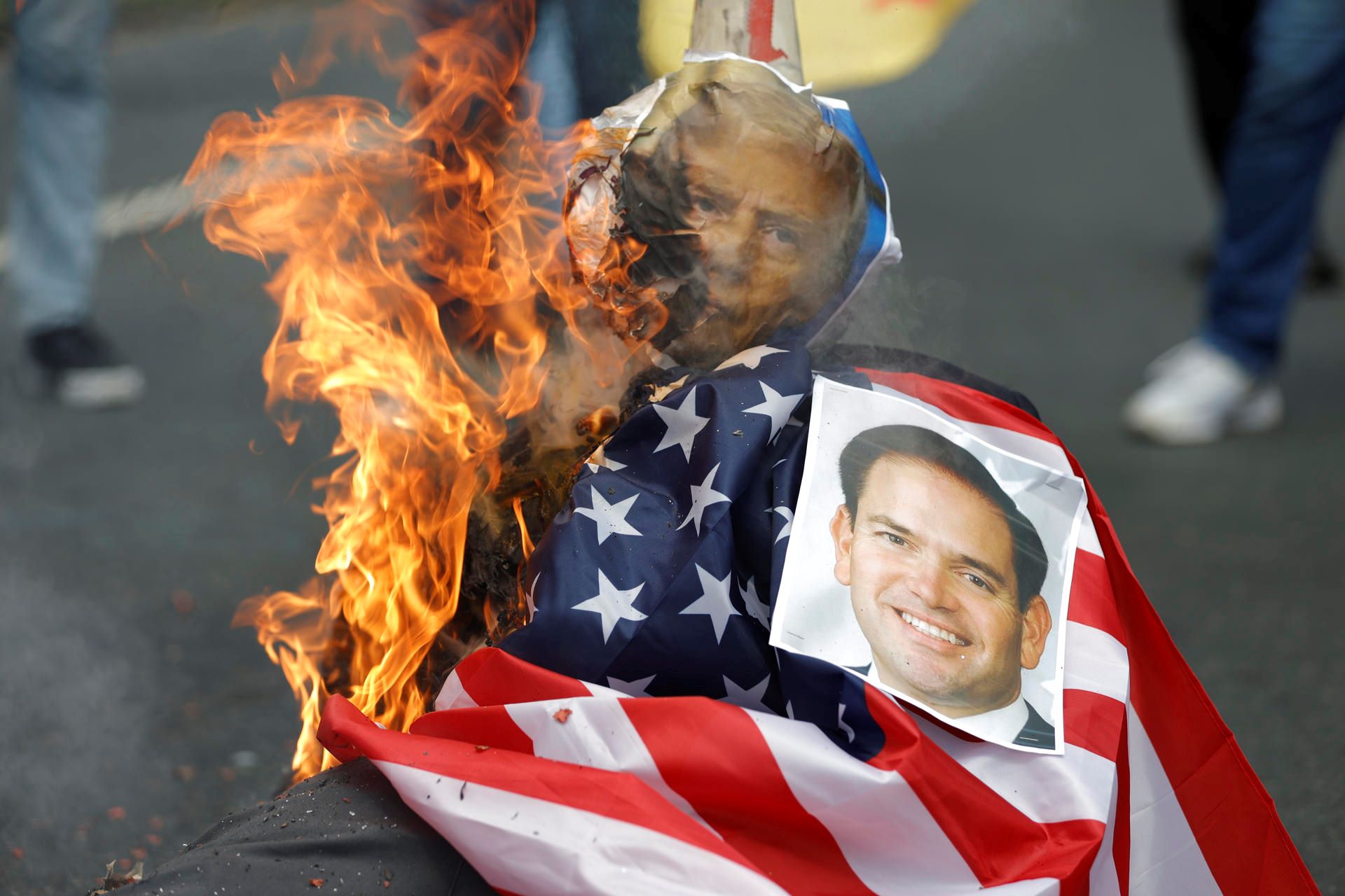 Queman muñeco con el rostro de Donald Trump y Marco Rubio en Panamá.