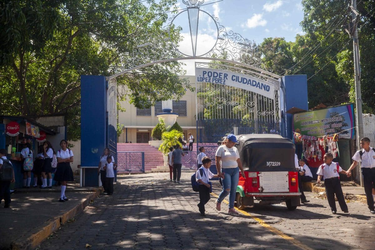 Estudiantes de primaria salen de clases en un colegio en Managua.