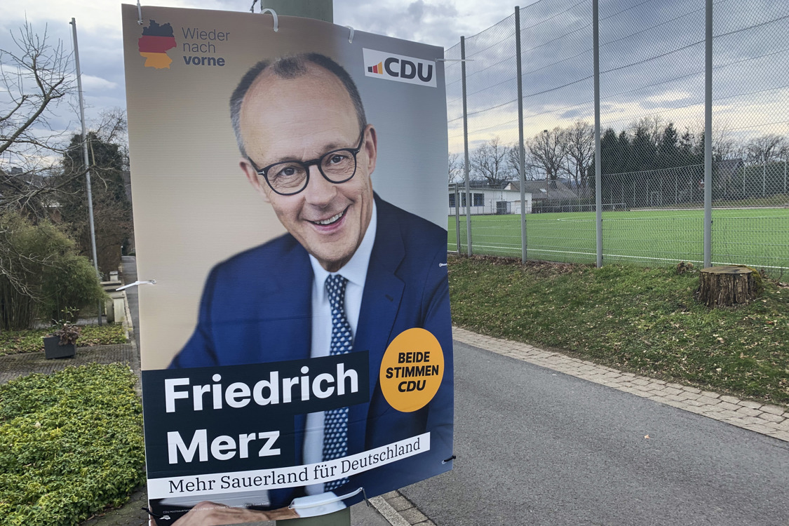 Un afiche del líder del bloque conservador alemán, Friedrich Merz