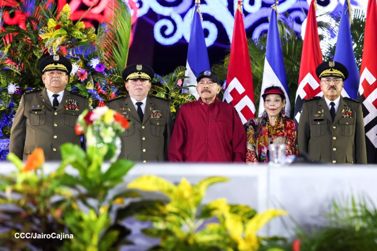 Daniel Ortega junto a altos mandos del Ejército de Nicaragua