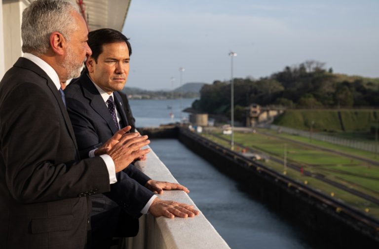 Marco Rubio junto al administrador del Canal de Panamá, Ricaurte Vásquez.