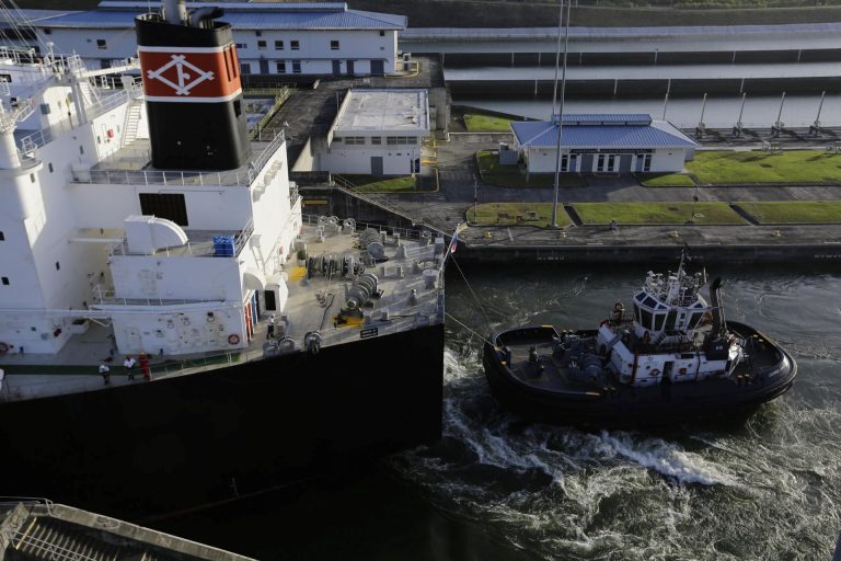 Vista de un barco en el Canal de Panamá.