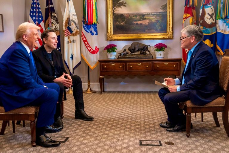 Donald Trump y Elon Musk brindan una entrevista en Washington