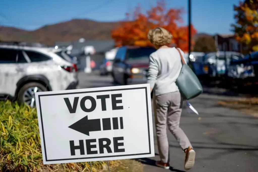 Una ciudadana llega a votar en las elecciones de Estados Unidos de 2024.