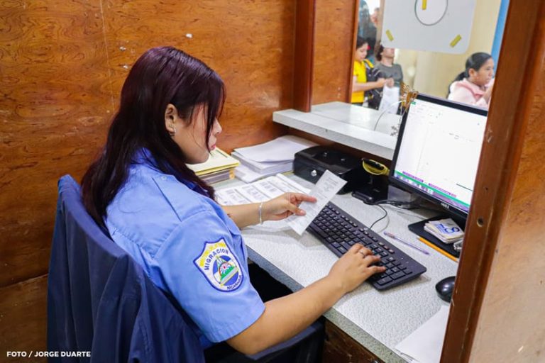 Funcionaria de la Servicios de Trámites Migratorios.