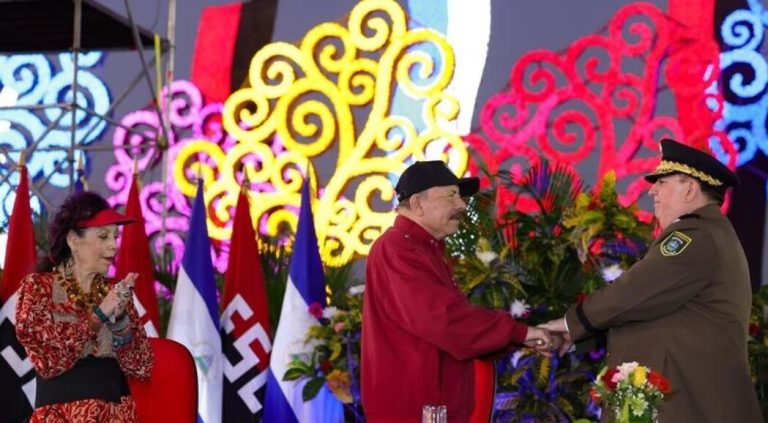 El dictador Daniel Ortega entrega el bastón de mando al general Julio César Avilés