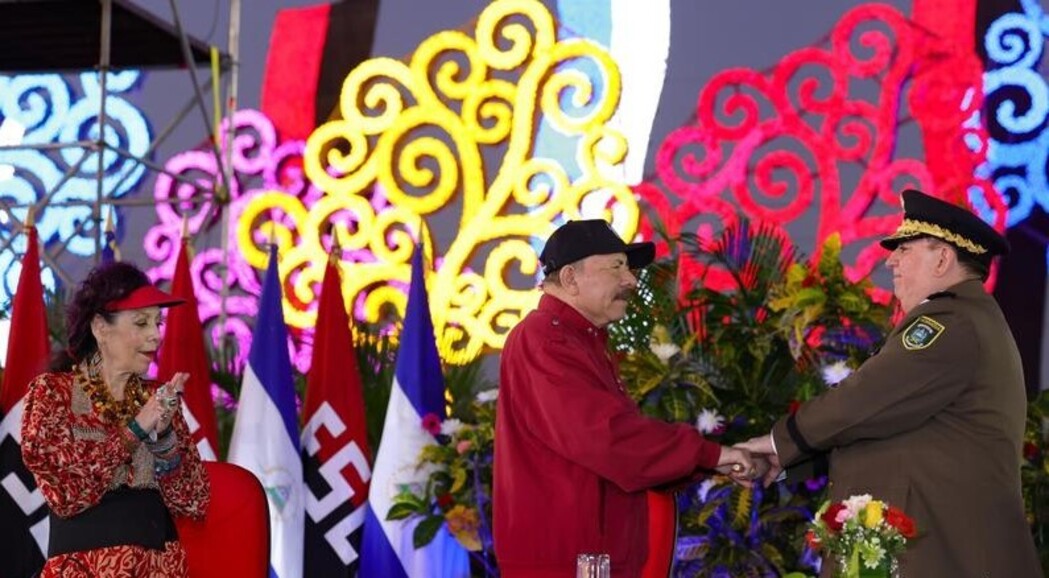 El dictador Daniel Ortega entrega el bastón de mando al general Julio César Avilés