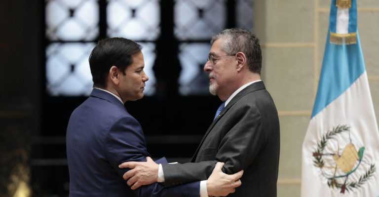 Marco Rubio saluda al presidente de Guatemala, Bernardo Arévalo