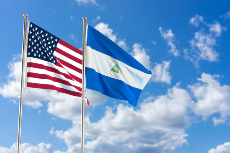 Banderas de Estados Unidos y Nicaragua.