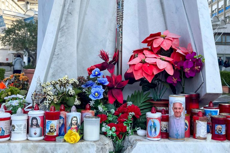 Flores y velas depositadas por feligreses en el exterior del Hospital Gemelli de Roma