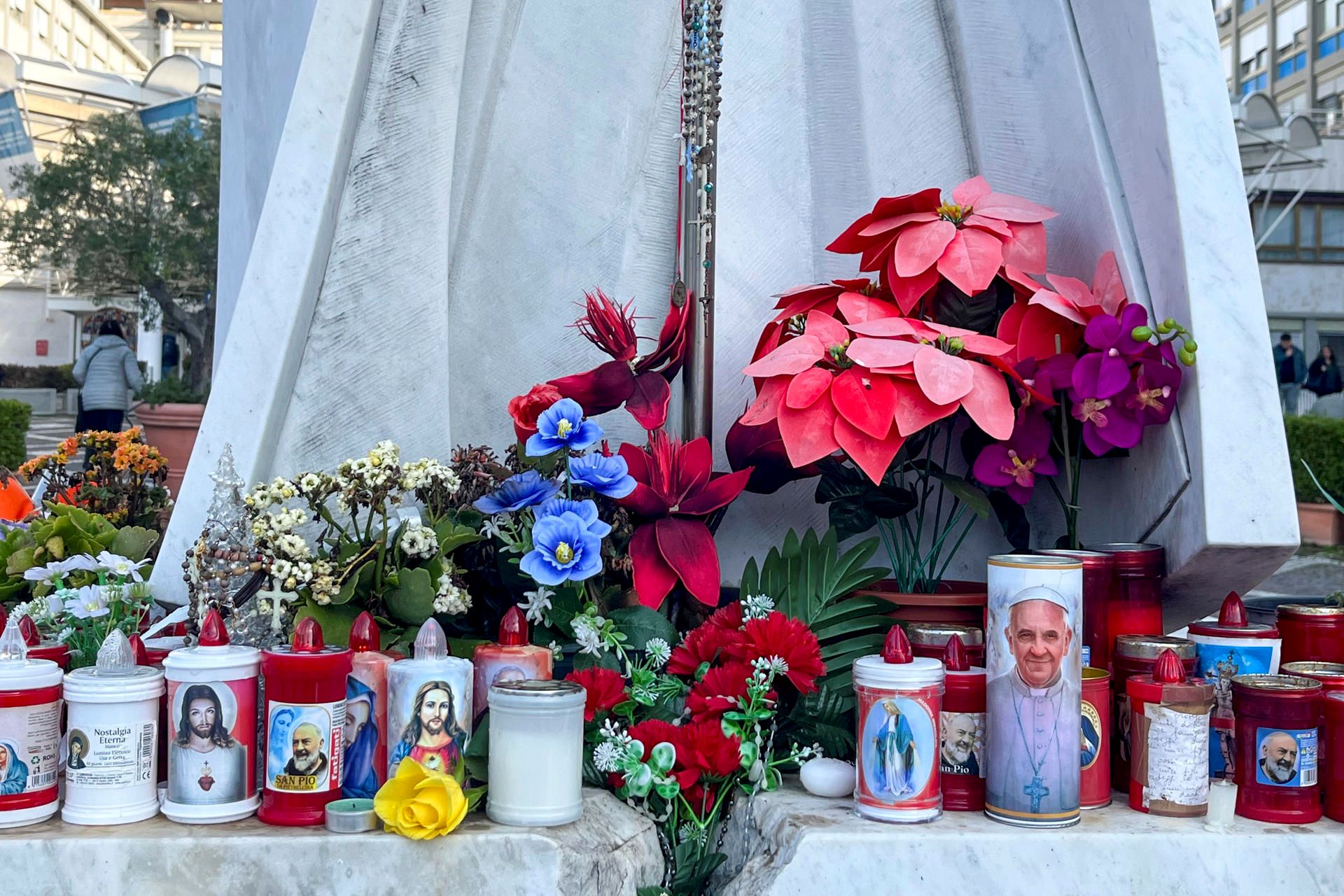 Flores y velas depositadas por feligreses en el exterior del Hospital Gemelli de Roma