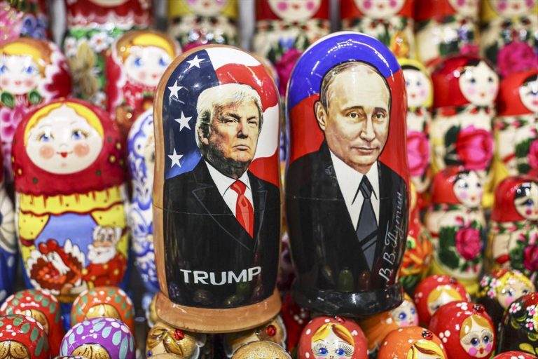 Matrioskas con la imagen de los presidentes Donald Trump, de EE. UU., y Vladímir Putin, de Rusia.