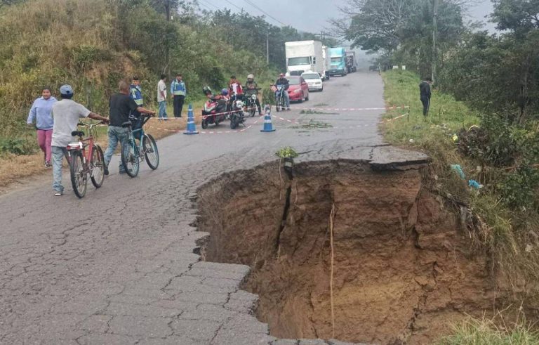 Carretera cerrada entre Honduras y Nicaragua por socavón en Las Manos