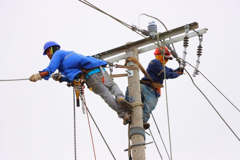 Trabajadores de la empresa Enatrel.
