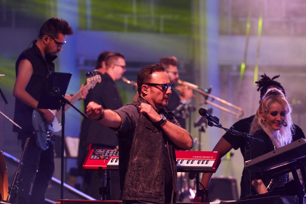 César Benítez dirigiendo la orquesta del show de Gloria Trevi.