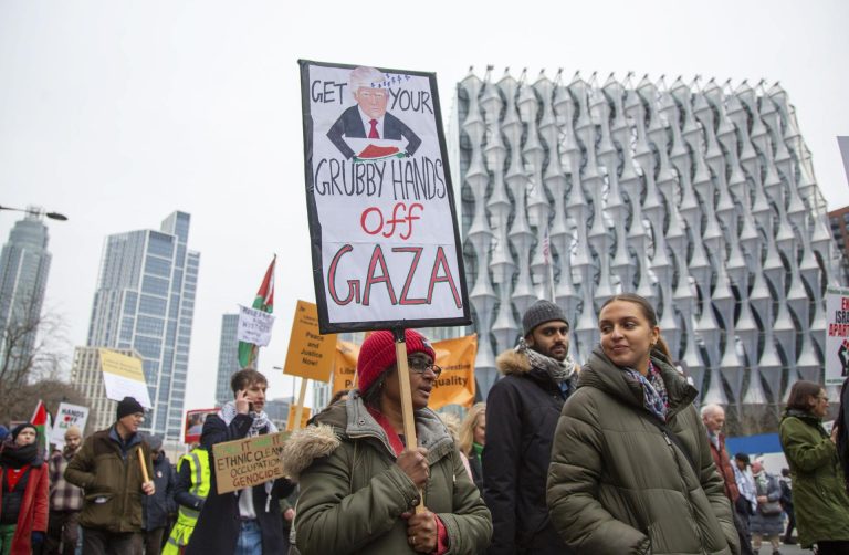 Manifestantes en apoyo al pueblo palestino.