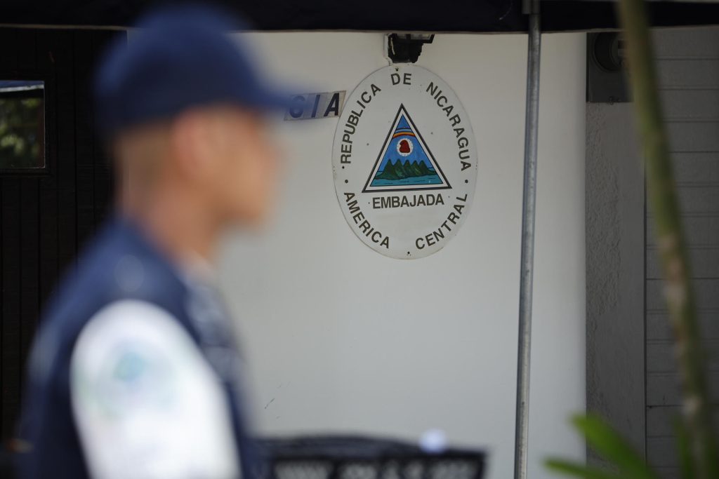 Un integrante de la Policía Nacional custodia la entrada a la Embajada de Nicaragua