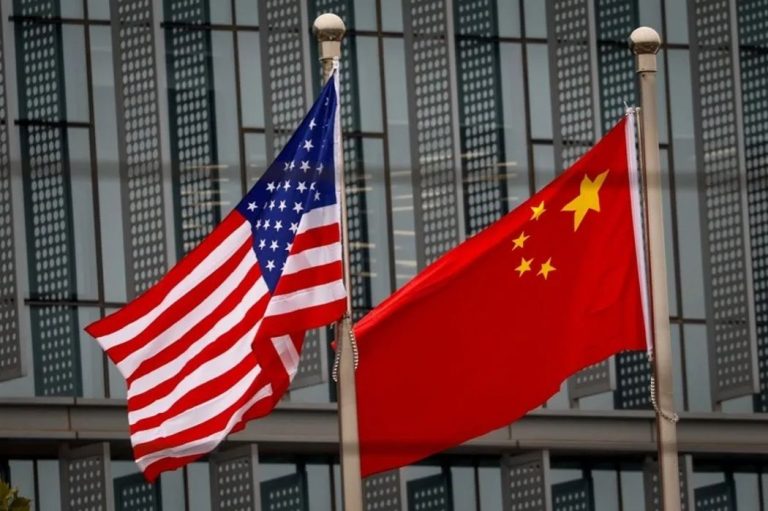 Banderas de Estados Unidos y China