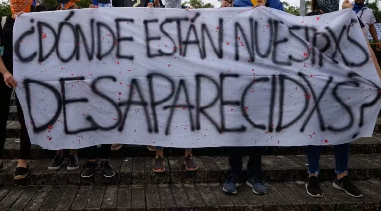 Nicaragüenses sostienen una manta en la que se lee: “¿Dónde están nuestrxs desaparecidxs?”