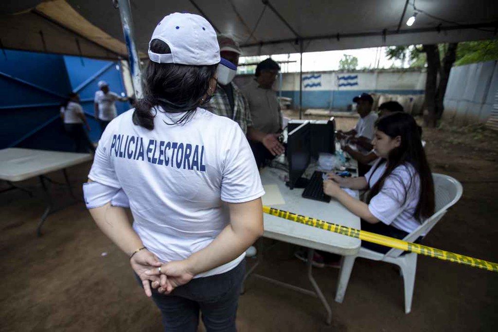 Nicaragüenses participan en las elecciones municipales en Managua.