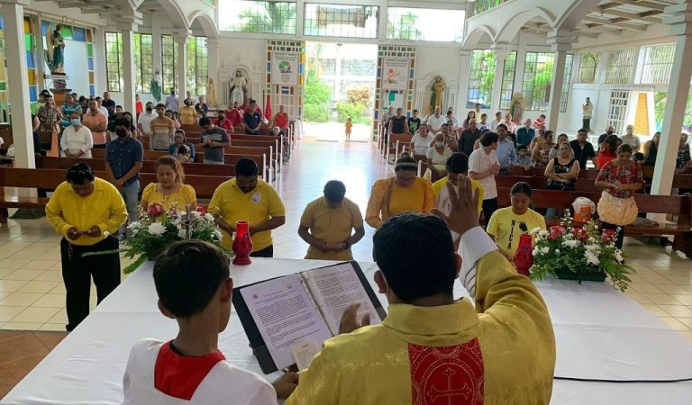 Actividad religiosa en una iglesia católica