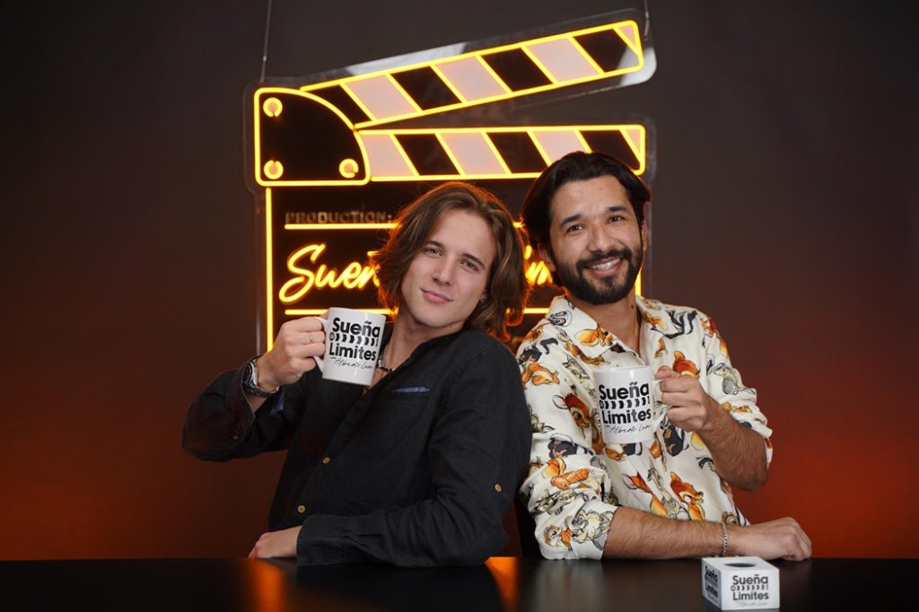 Alberto Lara junto el cantante italiano Teo Bok