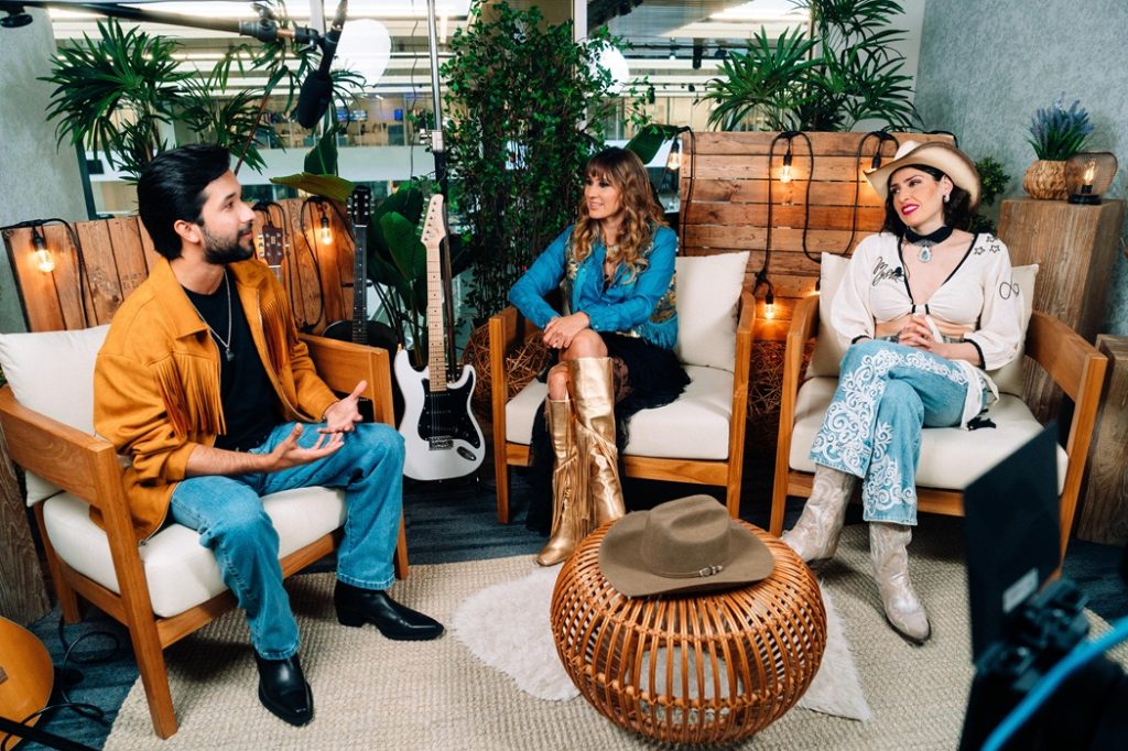 Alberto Lara junto a las artistas hermanas de Ha-Ash