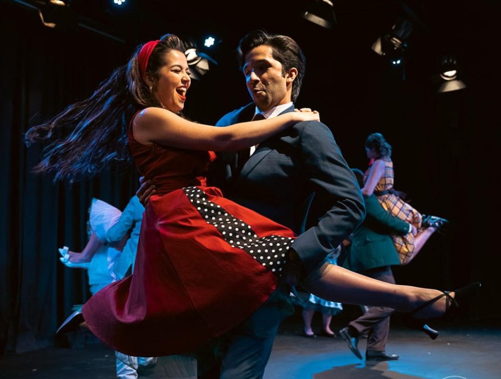 El actor nicaragüense Alberto Lara durante la obra musical Los de la mesa 10