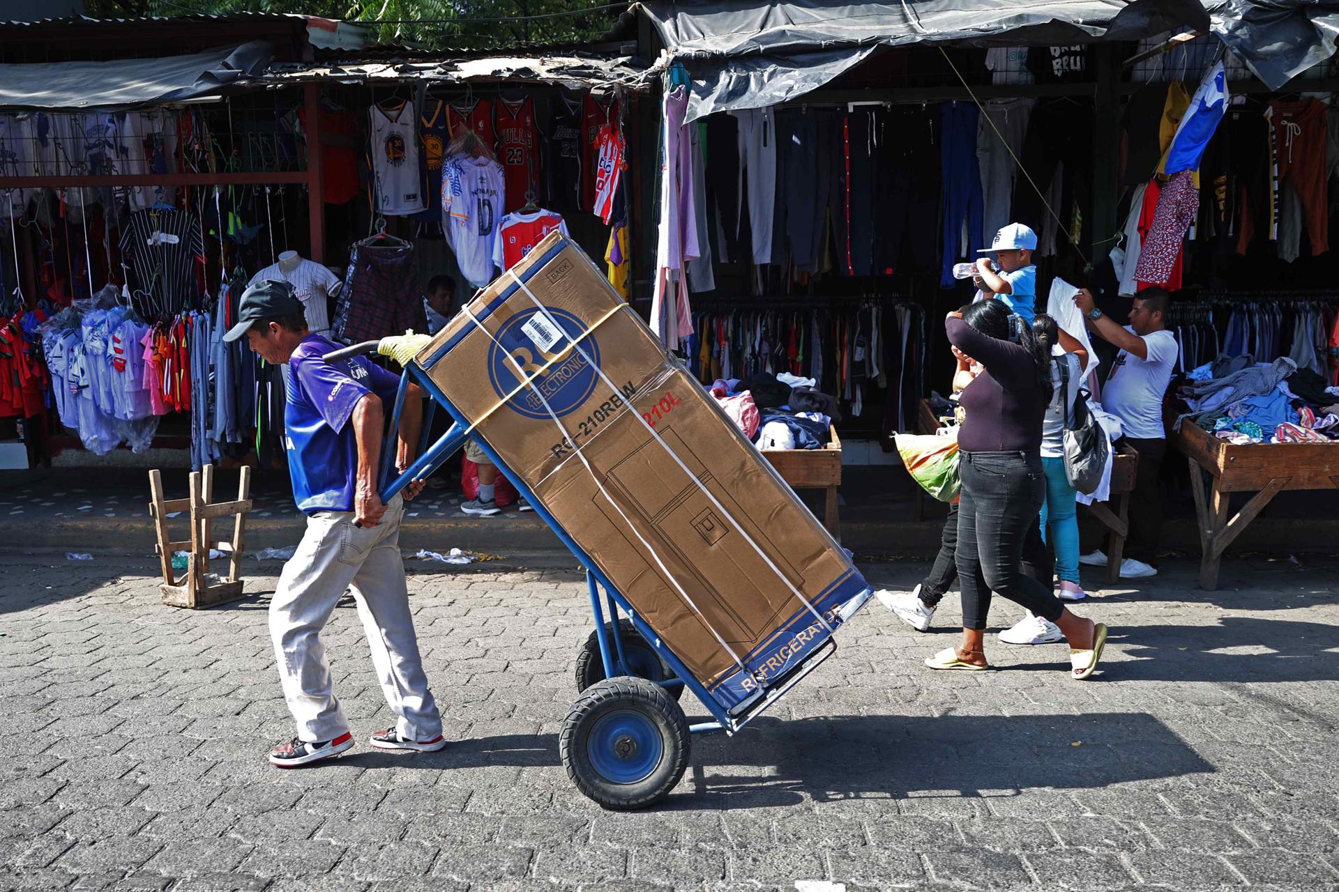 Actividad diaria en el Mercado Oriental, en Managua.