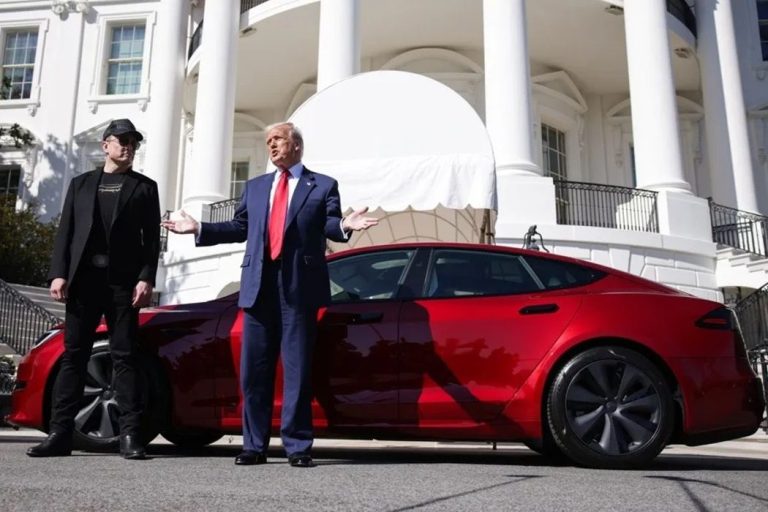Donald Trump, posa frente a un Tesla Model S