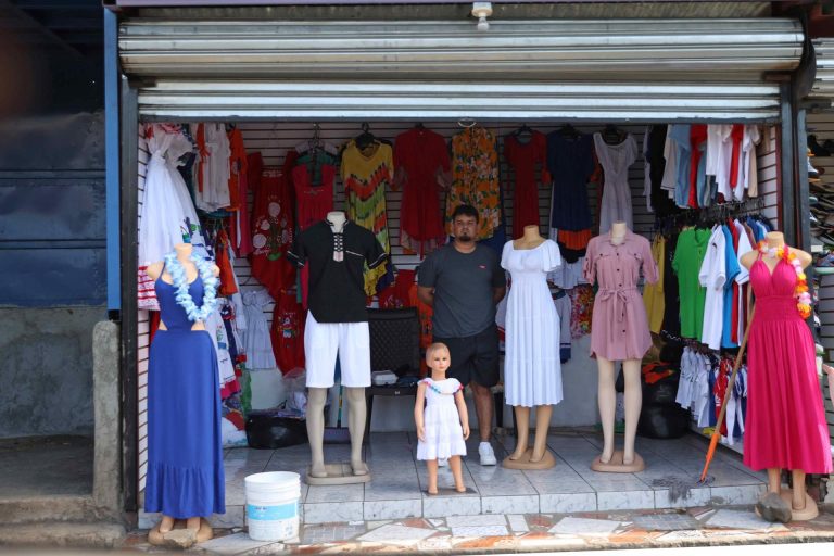 Tienda de ropa en el Mercado Oriental de Managua.