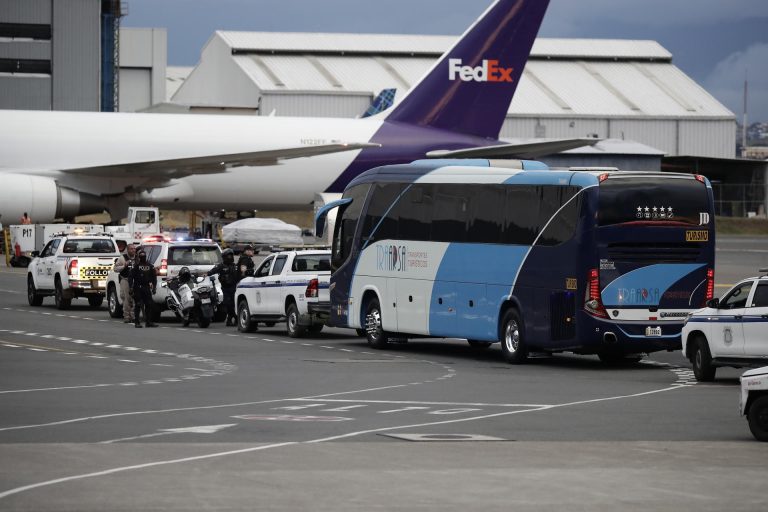 Un bus donde son trasladados migrantes