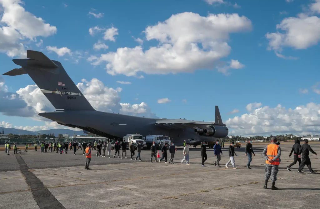 Migrantes extracontinentales deportados de Estados Unidos llegando a Panamá