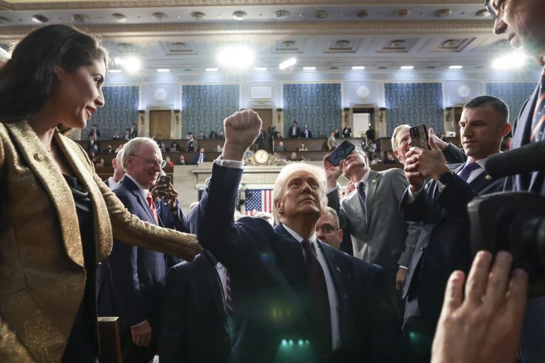 Donald Trump dicta su discurso.